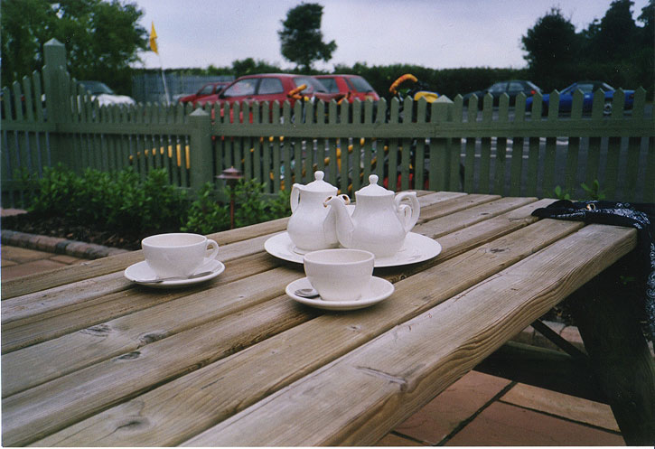 verschränkte Teekannen