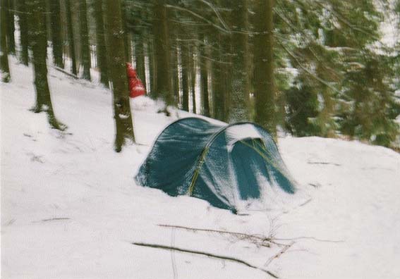 Verschneites Zelt